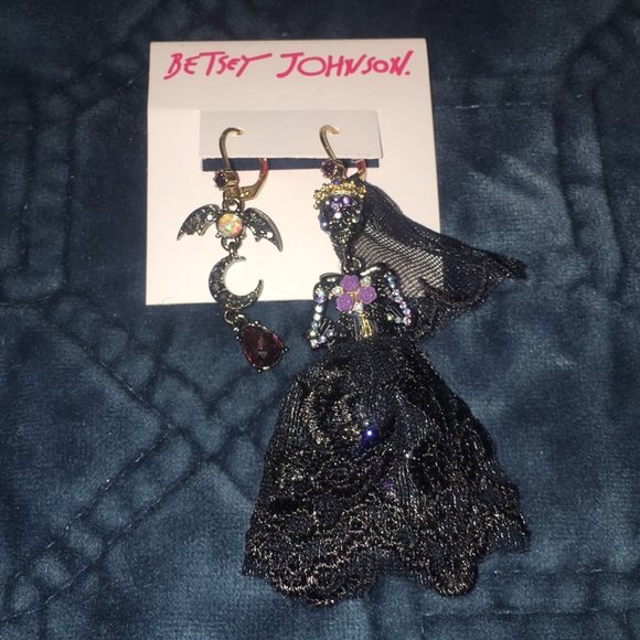 Betsey Johnson | women's skull bride mismatch - Picture 3 of 4